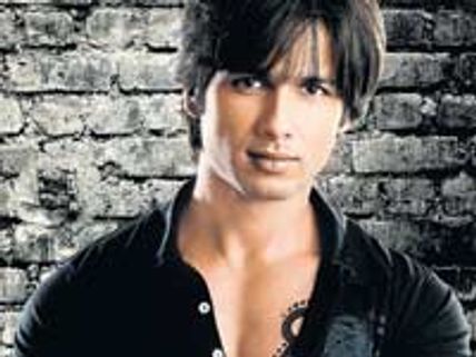 Shahid celebrates b'day with friends and family