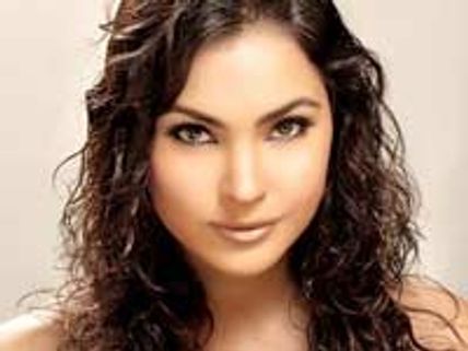 Lara to scuba dive with Akshay in Blue