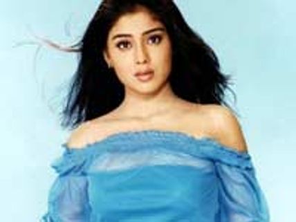 Shreya as Sarath's daughter