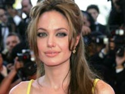 Jolie bans Pitt from coming home