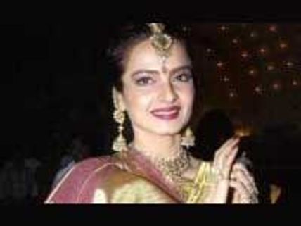 Rekha keeps distance from Saawan