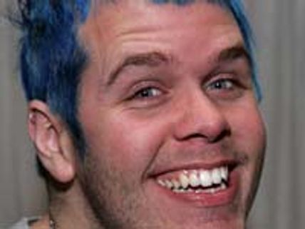 Perez Hilton sues perezrevenge.com 