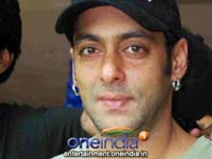 Salman not bothered by greying hair