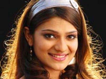 Siya to undergo a plastic surgery