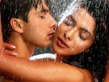 Shahid gets too close to Priyanka