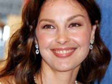 Ashley Judd targets Sarah Palin