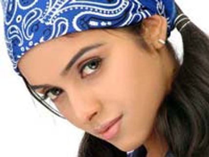 Asin saves a boy on a busy road