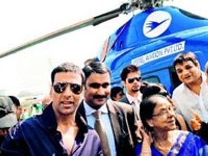 Akshay visits Asian Heart Institute