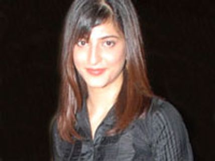 Shruti Hassan tries her Luck in Bollywood