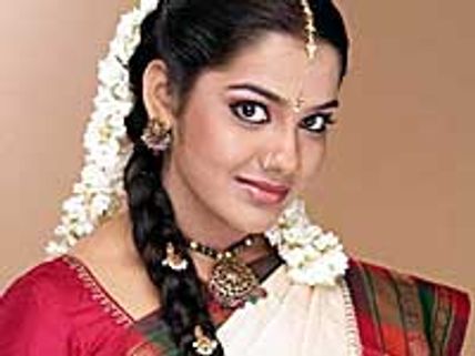 Sandhya to add spice to Aptharakshaka