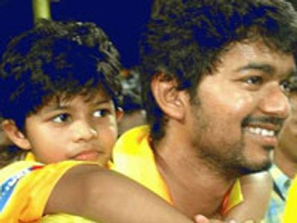Vijay shakes legs with son in Vettaikkaran