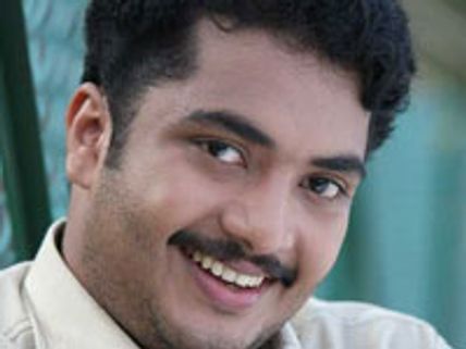 Vinu Mohan strikes with Naattil Paataayi