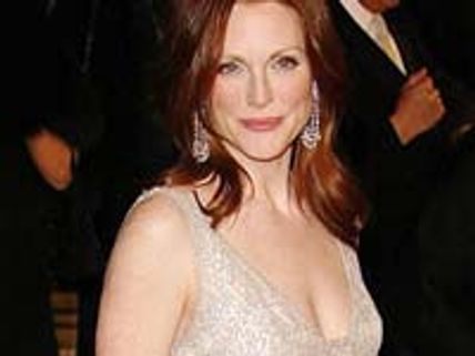 Julianne Moore in Hillary Clinton's shoes