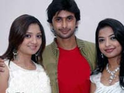 Seena posters mesmerize Bangalore