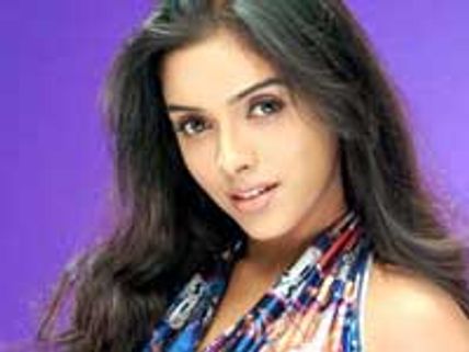 Asin and Dhoni off to Big Bazaar