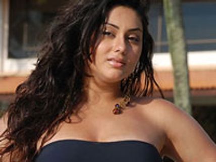 Namitha takes after Vijayashanthi in Deshdrohi