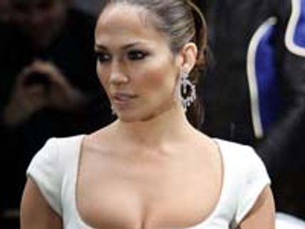 JLo contemplating buying deluxe hotel