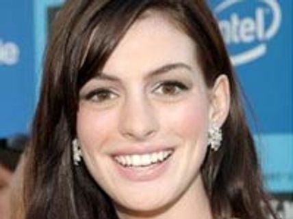 Anne Hathaway buries hatchet with Natalie