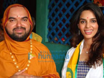 Mallika Sherawat bonds with Shankaracharya