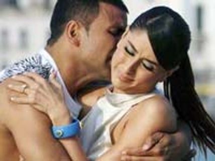 Akshay, Kareena storming IPL2 Finals?