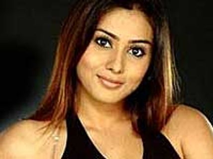 Namitha's Deshdhohi is in full swing