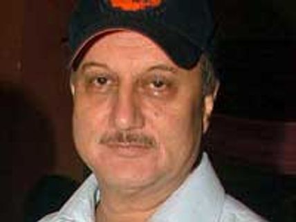 Anupam Kher bursts into tears in public