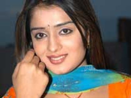 Nikhita replaces Padmapriya in Daddy Cool