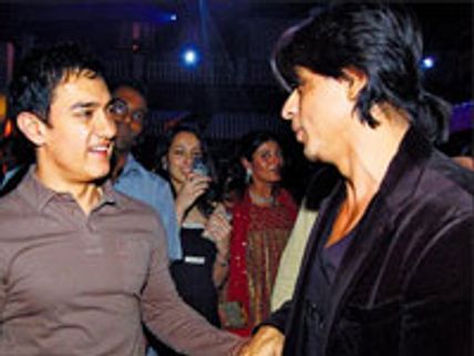 Aamir, Shahrukh come together again to end strike
