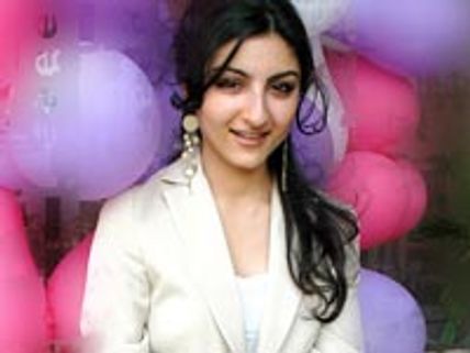 Soha gives cold shoulder to Shiney Ahuja