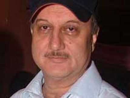 Anupam, Sharmila go for Morning Walk after 25 yrs