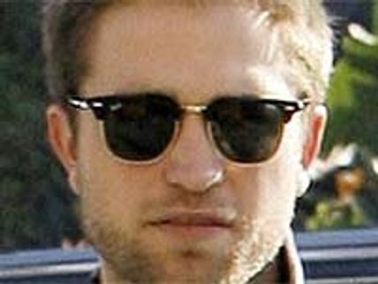 Pattinson hit by a taxi while trying to avoid fans 
