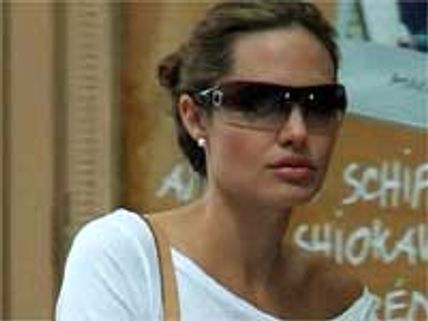 Bored Angelina may quit Hollywood to join politics