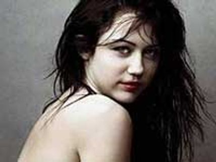 Miley loses teen queen crown to Miranda Cosgrove