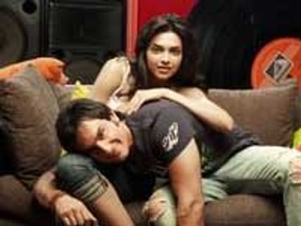 Deepika allows Saif to touch her butt