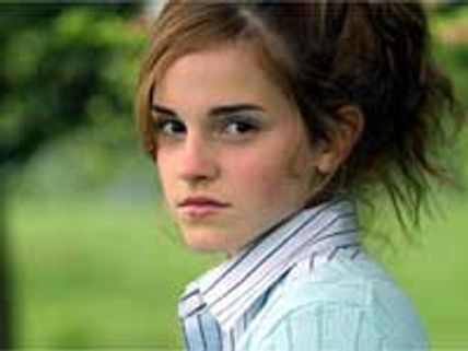 Emma Watson laughs off wardrobe malfunction 