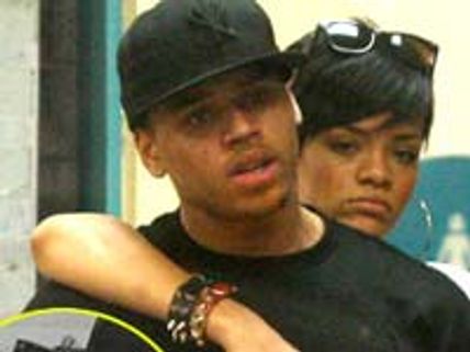 Brown apologises for Rihanna assault on YouTube 