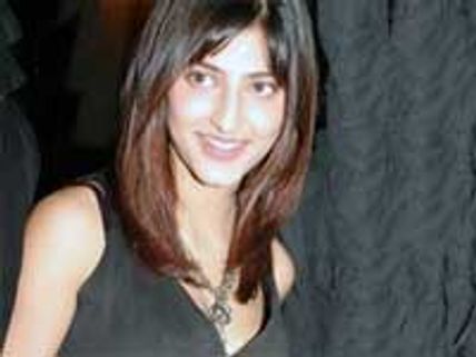 Shruti Hassan's bikini show: Highlight of Luck
