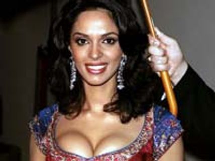 Mallika Sherawat going nude in Hisss?