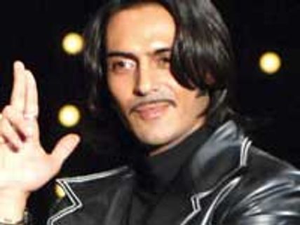 Gerard Butler invites Arjun Rampal for premier