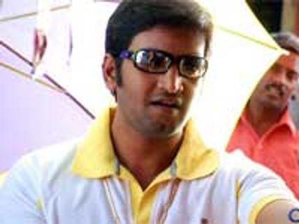 Comedian Santhanam goes to Bollywood!