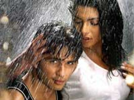 Kaminey survives swine flu, witnesses good opening