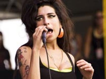 Amy Winehouse is back to her old tricks
