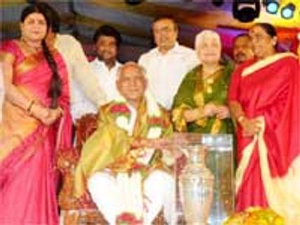 Sandalwood felicitates CM in style
