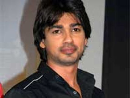 Nikhil Dwivedi goes bald in Raavan 