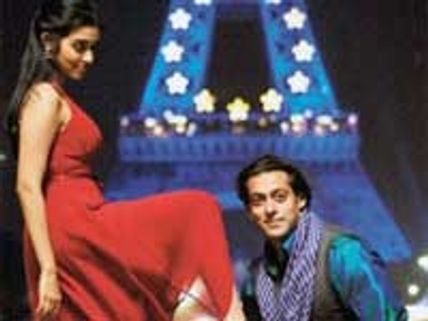 Asin refusing to sit with Salman Khan?