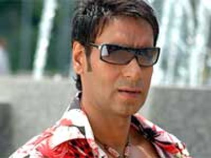 Ajay Devgan sweats out with Akshaye, Bipasha