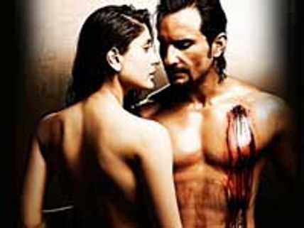 Kareena Kapoor leaves Saif behind