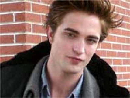 Female fan gets naked at Robert Pattinson's request