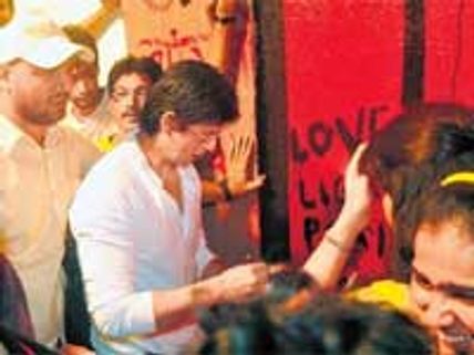 Shahrukh Khan pays tribute to 26/11 terror victims