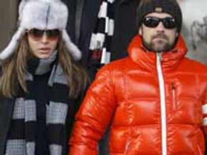 Robbie Williams engaged to Ayda Field on air